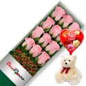 CAJA CON 12 ROSAS ROSADAS MÁS PELUCHE Y GLOBO DÍA DE LA MAMÁ