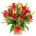Florero de 12 Rosas rojas + Liliums Rojos más Hipericos