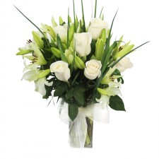 Florero de 12 Rosas blancas + 10 Liliums blanco Limón