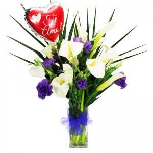 Florero con 10 Calas Blancas + Lisianthus Morados + Globo para la Ocasión Florero con 10 Calas Blancas + Lisianthus Morados + Globo para la Ocasión