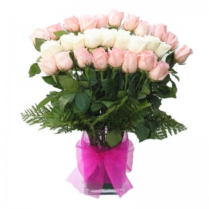 Florero de 30 rosas mix blancas y rosadas en abanico Florero de 30 rosas mix blancas y rosadas en abanico