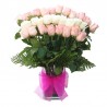 Florero de 30 rosas mix blancas y rosadas en abanico
