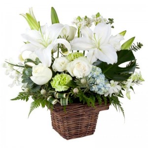 Canastillo de Condolencias Pequeño con Liliums y Rosas blancas Canastillo de Condolencias Pequeño con Liliums y Rosas blancas