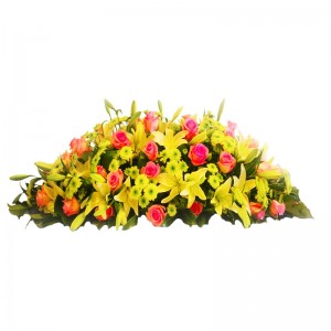 Arreglo de floral para condolencias en forma de ovalo con 40 rosas rosadas y 20 varas de Liliums Amarillos Arreglo de floral para condolencias en forma de ovalo con 40 rosas rosadas y 20 varas de Liliums Amarillos