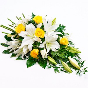 Cubre Urna de flores con 10 Liliums Blancos y 6 rosas amarillas
