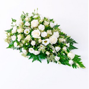 Cubre Urna de flores con 6 rosas blancas y flores mix en tonos Blancos