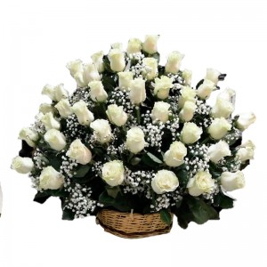 Arreglo para Condolencias con 50 Rosas Blancas Cesta Grande