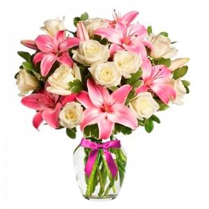 Florero con 12 Rosas Blancas y 10 varas de Liliums Rosados