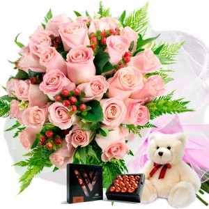Oferta Ramo 24 Rosas Rosadas + Chocolate Gragea Varsovienne y Peluche