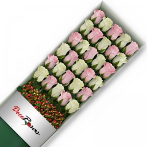 CAJA CON 30 ROSAS ROSADAS Y BLANCAS